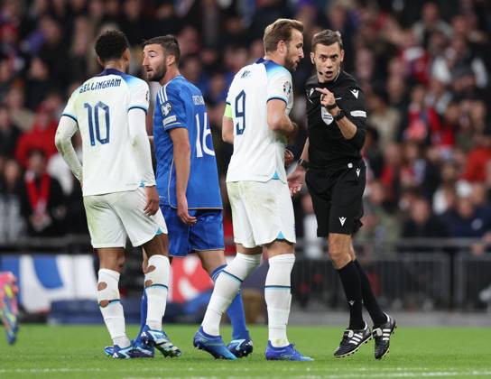 London, England, 17th October 2023. Harry Kane of England is spoken to by referee Clement Turpin after he appeals for a penalty during the UEFA European Championship, EM, Europameisterschaft Qualifying match at Wembley Stadium, London. Picture credit should read: David Klein Sportimage EDITORIAL USE ONLY. No use with unauthorised audio, video, data, fixture lists, club league logos or live services. Online in-match use limited to 120 images, no video emulation. No use in betting, games or single club league player publications. SPI-2649-0068