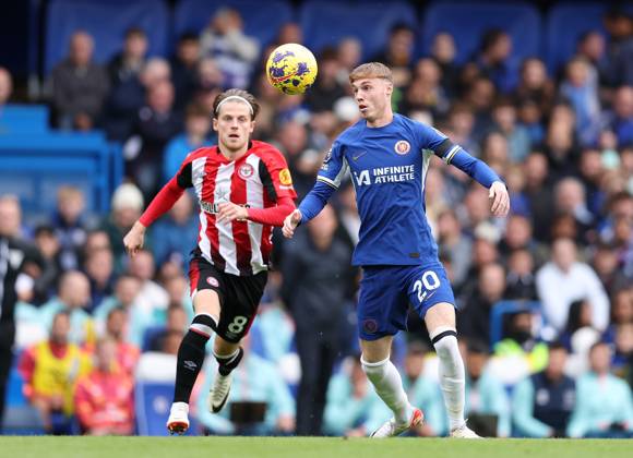 London, England, 28th October 2023. Cole Palmer of Chelsea with the ball ahead of Mathias Jensen of Brentford during the Premier League match at Stamford Bridge, London. Picture credit should read: Paul Terry Sportimage EDITORIAL USE ONLY. No use with unauthorised audio, video, data, fixture lists, club league logos or live services. Online in-match use limited to 120 images, no video emulation. No use in betting, games or single club league player publications. SPI-2685-0002