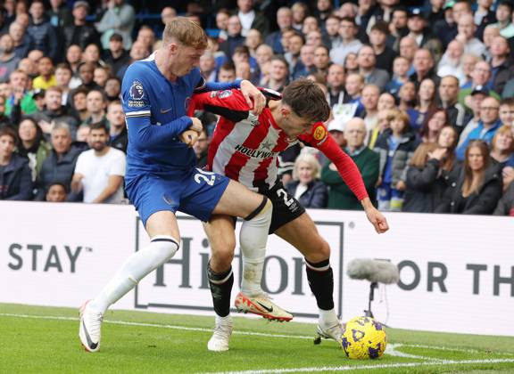 London, England, 28th October 2023. Cole Palmer of Chelsea and Aaron Hickey of Brentford challenge for the ball during the Premier League match at Stamford Bridge, London. Picture credit should read: Paul Terry Sportimage EDITORIAL USE ONLY. No use with unauthorised audio, video, data, fixture lists, club league logos or live services. Online in-match use limited to 120 images, no video emulation. No use in betting, games or single club league player publications. SPI-2685-0047