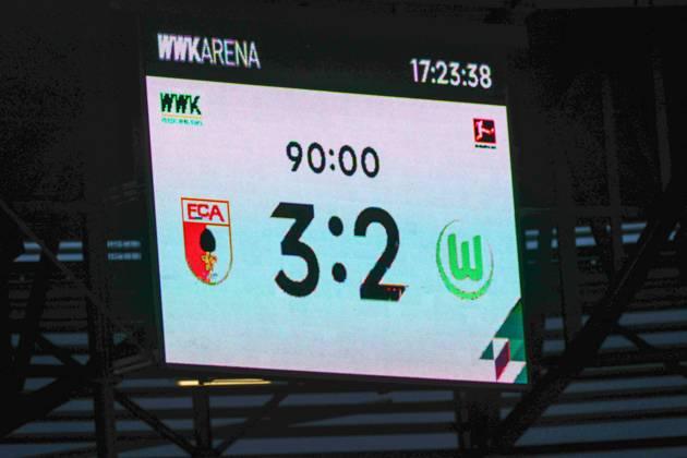 Endstand auf der Anzeigetafel, 3:2, FC Augsburg vs. VfL Wolfsburg, Fussball, 1. Bundesliga, 9. Spieltag, 28.10.2023 DFB regulations prohibit any use of photographs as image sequences and or quasi-video Augsburg Bayern Deutschland