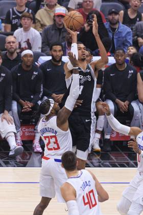 October 29, 2023, Los Angeles, California, USA: Robert Covington 23 of the Los Angeles Clippers tries to block a shot by Victor Wembanyama 1 of the San Antonio Spurs during their NBA, Basketball Herren, USA game on Sunday October 29, 2023 at Crypto.com Arena in Los Angeles, California. Clippers defeat Spurs, 123 - 83. JAVIER ROJAS PI Los Angeles USA - ZUMAp124 20231029_zaa_p124_028 Copyright: xJavierxRojasx