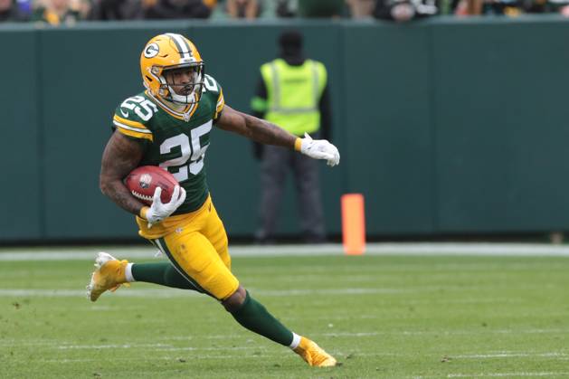GREEN BAY, WI - OCTOBER 29: Green Bay Packers cornerback Keisean Nixon (25) returns a kick during a game between the Green Bay Packers and the Minnesota Vikings on October 29, 2023 at Lambeau Field, in Green Bay, WI. (Photo by Larry Radloff Icon Sportswire) NFL, American Football Herren, USA OCT 29 Vikings at Packers EDITORIAL USE ONLY Icon2310293936