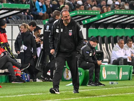 Frank Schmidt (FC Heidenheim, Chef-Trainer) versucht seine Mannschaft zu motivieren. Borussia Moenchengladbach vs. 1. FC Heidenheim 1846, Fussball, DFB-Pokal, 2. Hauptrunde, Saison 2023 2024, 31.10.2023 DFB DFL Regulations prohibit any use of Photographs as image sequences and or quasi-video Borussia Moenchengladbach vs. 1. FC Heidenheim 1846, Fussball, DFB-Pokal, 2. Hauptrunde, Saison 2023 2024, 31.10.2023 Moenchengladbach Copyright: xEibner-Pressefoto ThomasxHaeslerx EP_THR