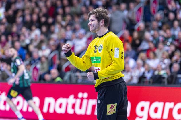 Simon Gade (TSV Hannover-Burgdorf, Nr. 16) (v.l.), TSV Hannover-Burgdorf (grün) gegen THW Kiel (weiß) am 12. Spieltag der Saison 2023 2024 in der LIQUI MOLY Handball-Bundesliga (09.11.2023, ZAG Arena (Hannover, GER), Copyright: xJanxGuentherx xTSVxHannover-Burgdorfx