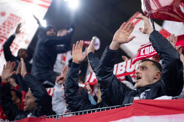 Maximilan Eggestein (SC Freiburg, 08) und Team jubeln ueber den Sieg zusammen mit den Fans und Ultras am Zaun, GER, SC Freiburg vs FK TSC Backa Topola, Fussball UEFA Europa League, Gruppe A, 4. Spieltag, Saison 2023 2024, 09.11.2023 GER, SC Freiburg vs FK TSC Backa Topola, Fussball UEFA Europa League, Gruppe A, 4. Spieltag, Saison 2023 2024, 09.11.2023 Freiburg Copyright: xEibner-Pressefoto Memmlerx EP_MMR