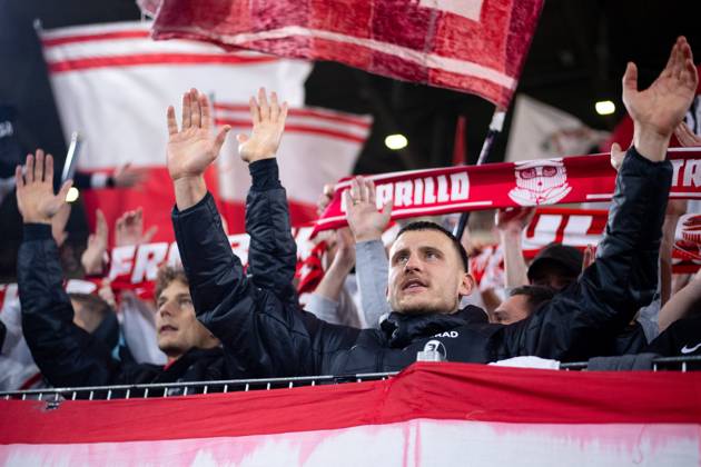 Maximilan Eggestein (SC Freiburg, 08) und Team jubeln ueber den Sieg zusammen mit den Fans und Ultras am Zaun, GER, SC Freiburg vs FK TSC Backa Topola, Fussball UEFA Europa League, Gruppe A, 4. Spieltag, Saison 2023 2024, 09.11.2023 GER, SC Freiburg vs FK TSC Backa Topola, Fussball UEFA Europa League, Gruppe A, 4. Spieltag, Saison 2023 2024, 09.11.2023 Freiburg Copyright: xEibner-Pressefoto Memmlerx EP_MMR