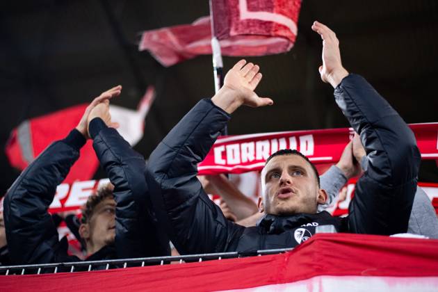 Maximilan Eggestein (SC Freiburg, 08) und Team jubeln ueber den Sieg zusammen mit den Fans und Ultras am Zaun, GER, SC Freiburg vs FK TSC Backa Topola, Fussball UEFA Europa League, Gruppe A, 4. Spieltag, Saison 2023 2024, 09.11.2023 GER, SC Freiburg vs FK TSC Backa Topola, Fussball UEFA Europa League, Gruppe A, 4. Spieltag, Saison 2023 2024, 09.11.2023 Freiburg Copyright: xEibner-Pressefoto Memmlerx EP_MMR