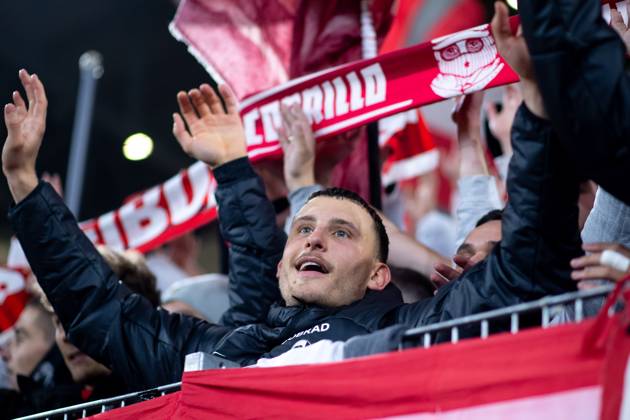 Maximilan Eggestein (SC Freiburg, 08) und Team jubeln ueber den Sieg zusammen mit den Fans und Ultras am Zaun, GER, SC Freiburg vs FK TSC Backa Topola, Fussball UEFA Europa League, Gruppe A, 4. Spieltag, Saison 2023 2024, 09.11.2023 GER, SC Freiburg vs FK TSC Backa Topola, Fussball UEFA Europa League, Gruppe A, 4. Spieltag, Saison 2023 2024, 09.11.2023 Freiburg Copyright: xEibner-Pressefoto Memmlerx EP_MMR