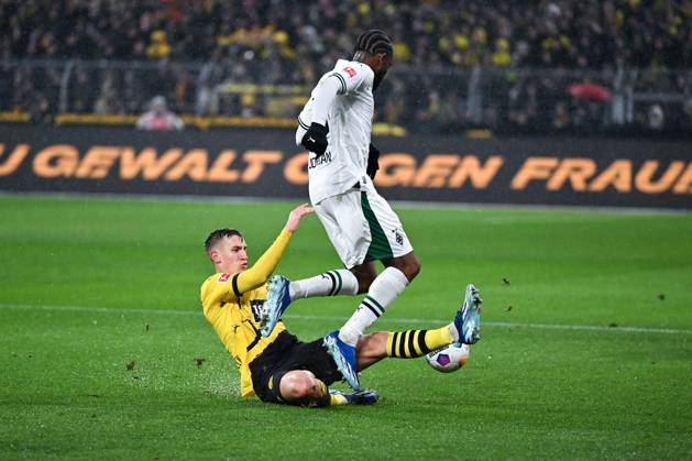 Nico Schlotterbeck (Borussia Dortmund), li., gegen Theoson Jordan Siebatcheu (Borussia Moenchengladbach) 25.11.2023, Fussball 1. Bundesliga, 12. Spieltag, Saison 2023 2024 Borussia Dortmund - Borussia Mönchengladbach 4:2 Dortmund Signal Iduna Park Nordrhein Westfalen Deutschland