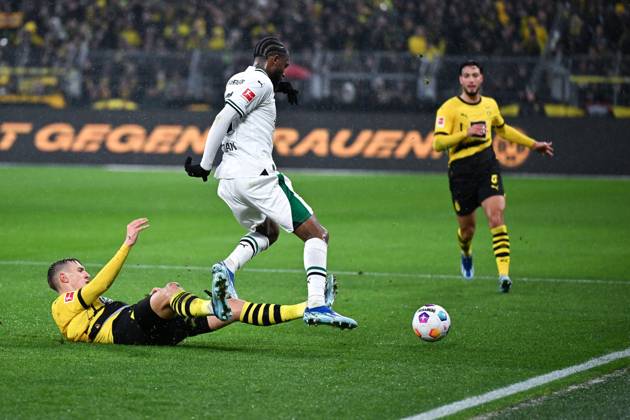 Nico Schlotterbeck (Borussia Dortmund), li., gegen Theoson Jordan Siebatcheu (Borussia Moenchengladbach) 25.11.2023, Fussball 1. Bundesliga, 12. Spieltag, Saison 2023 2024 Borussia Dortmund - Borussia Mönchengladbach 4:2 Dortmund Signal Iduna Park Nordrhein Westfalen Deutschland
