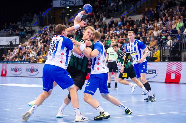 Justus Fischer (TSV Hannover-Burgdorf, 54) in der Zange von Lukas Laube (TVB Stuttgart, 24), li. und Samuel Roethlisberger (TVB Stuttgart, 17), re. TVB Stuttgart - Hannover Burgdorf, Handball, 2023 2024, Liqui Moly Handball Bundesliga, 02.12.2023, Stuttgart (Porsche Arena), DEU TVB Stuttgart - Hannover Burgdorf, 02.12.2023, Stuttgart (Porsche Arena), DEU Stuttgart Copyright: xSandyxDinkelackerx EP_SDR