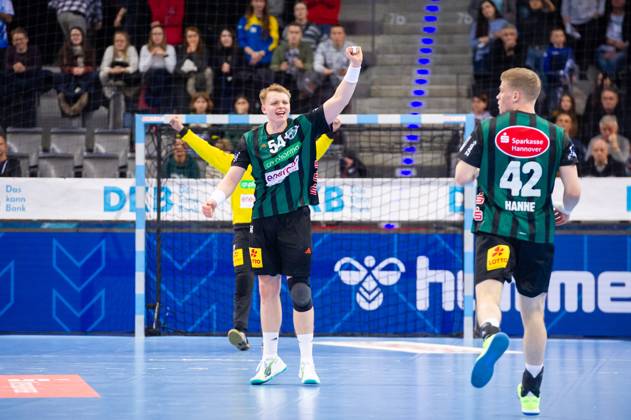 Justus Fischer (TSV Hannover-Burgdorf, 54) und Dario Quenstedt (TSV Hannover-Burgdorf, 21), li. in Siegerpose, Martin Hanne (TSV Hannover-Burgdorf, 42), re. TVB Stuttgart - Hannover Burgdorf, Handball, 2023 2024, Liqui Moly Handball Bundesliga, 02.12.2023, Stuttgart (Porsche Arena), DEU TVB Stuttgart - Hannover Burgdorf, 02.12.2023, Stuttgart (Porsche Arena), DEU Stuttgart Copyright: xSandyxDinkelackerx EP_SDR