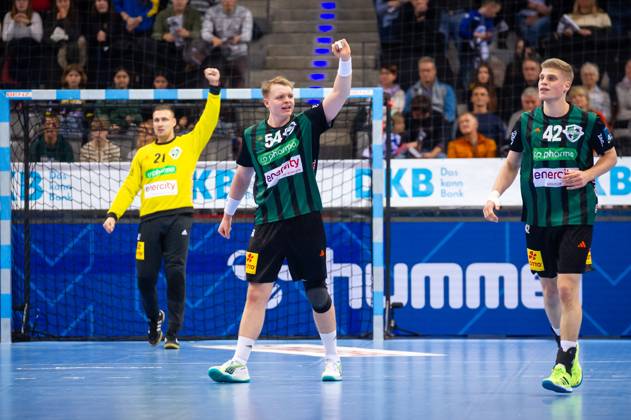 Justus Fischer (TSV Hannover-Burgdorf, 54) und Dario Quenstedt (TSV Hannover-Burgdorf, 21), li. in Siegerpose, Martin Hanne (TSV Hannover-Burgdorf, 42), re. TVB Stuttgart - Hannover Burgdorf, Handball, 2023 2024, Liqui Moly Handball Bundesliga, 02.12.2023, Stuttgart (Porsche Arena), DEU TVB Stuttgart - Hannover Burgdorf, 02.12.2023, Stuttgart (Porsche Arena), DEU Stuttgart Copyright: xSandyxDinkelackerx EP_SDR
