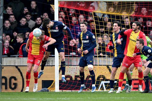 DEVENTER - (l-r) Joris Kramer of Go Ahead Eagles, Robin Propper of FC Twente during the Dutch Eredivisie match between Go Ahead Eagles and FC Twente in De Adelaarshorst on December 3, 2023 in Deventer, Netherlands. ANP GERRIT VAN KEULEN netherlands out - belgium out Deventer xVIxxIVx 485341864 originalFilename: 0370981664st