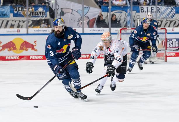 Kampf um den Puck Zweikampf zwischen Dominik Bittner (EHC Red Bull Muenchen, 3) und Jean-Christophe Beaudin (Grizzlys Wolfsburg, 16). EHC Red Bull Muenchen gegen Grizzlys Wolfsburg, Eishockey, DEL, 25. Spieltag, Saison 2023 2024, 08.12.2023. EHC Red Bull Muenchen gegen Grizzlys Wolfsburg, Eishockey, DEL, 25. Spieltag, Saison 2023 2024, 08.12.2023. Muenchen Copyright: xEibner-Pressefoto HeikexFeinerx EP_HFR