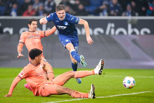Sport Bilder des Tages v.li.: Bernardo Fernandes da Silva Junior (BOC, 5), Christian Esteban Gamboa Luna (BOC, 2), Marius Bülter (Hoffenheim, 21), Torschuss, Torchance, Zweikampf, Spielszene, Duell, duel, tackle, tackling, Dynamik, Action, Aktion, im Strafraum, Strafraumszene, 08.12.2023, Sinsheim (Deutschland), Fussball, Bundesliga, TSG 1899 Hoffenheim - VfL Bochum, DFB DFL REGULATIONS PROHIBIT ANY USE OF PHOTOGRAPHS AS IMAGE SEQUENCES AND OR QUASI-VIDEO.