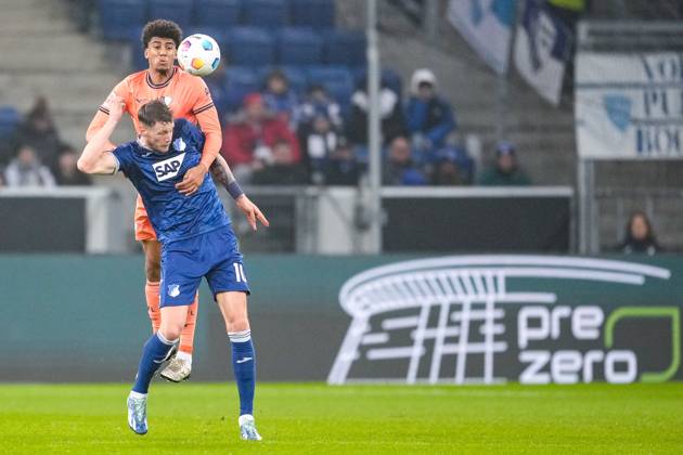 v.li.: Bernardo Fernandes da Silva Junior (BOC, 5), Wout Weghorst (Hoffenheim, 10), Kopfball, Kopfballduell, Spielszene, Zweikampf in der Luft, Aktion, Action, 08.12.2023, Sinsheim (Deutschland), Fussball, Bundesliga, TSG 1899 Hoffenheim - VfL Bochum, DFB DFL REGULATIONS PROHIBIT ANY USE OF PHOTOGRAPHS AS IMAGE SEQUENCES AND OR QUASI-VIDEO.