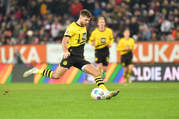 in Aktion beim Bundesligaspiel FC Augsburg - Borussia Dortmund am 16.12.2023. Augsburg WWK Arena Bayern Deutschland