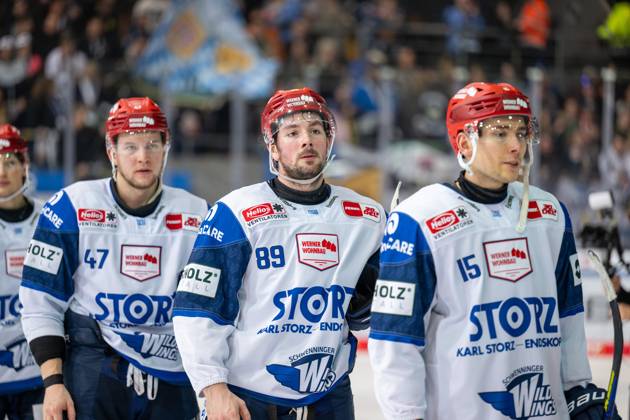 Alexander Karachun 47 (Schwenninger Wild Wings), Zach Senyshyn 89 (Schwenninger Wild Wings), Filip Reisnecker 15 (Schwenninger Wild Wings), enttaeuscht nach dem 3:0, EHC Red Bull Muenchen vs. Schwenninger Wild Wings, Eishockey, PENNY DEL, Hauptrunde, 28. Spieltag, 17.12.2023 Muenchen Bayern Deutschland