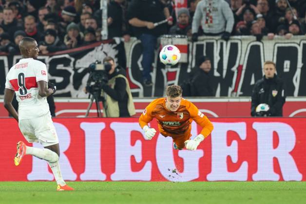 Torwartaktion von Finn Dahmen 1 (FC Augsburg), VfB Stuttgart vs. FC Augsburg, Fussball, 1. Bundesliga, 16. Spieltag, 20.12.2023 DFB regulations prohibit any use of photographs as image sequences and or quasi-video Stuttgart Baden-Wuerttemberg Deutschland