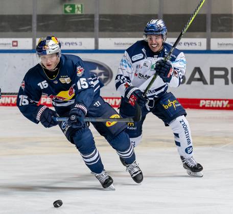 Kampf um den Puck Zweikampf zwischen Nikolaus Heigl (EHC Red Bull Muenchen, 15) und Maciej Rutkowski (Iserlohn Roosters, 12). EHC Red Bull Muenchen gegen Iserlohn Roosters, Eishockey, DEL, 30. Spieltag, Saison 2023 2024, 23.12.2023. EHC Red Bull Muenchen gegen Iserlohn Roosters, Eishockey, DEL, 30. Spieltag, Saison 2023 2024, 23.12.2023. Muenchen Copyright: xEibner-Pressefoto HeikexFeinerx EP_HFR