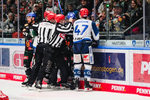 Alexander Karachun (47, Schwenninger Wild Wings) und Marco Niewollik (28, Augsburger Panther) haben eine Meinungsverschiedenheit, Augsburger Panther v Schwenninger Wild Wings , Eishockey, Herren, Penny DEL 2023 2024, Hauptrunde, 33.Spieltag am 30.12.2023 in Augsburg, Curt-Frenzel-Stadion. Bayern Deutschland