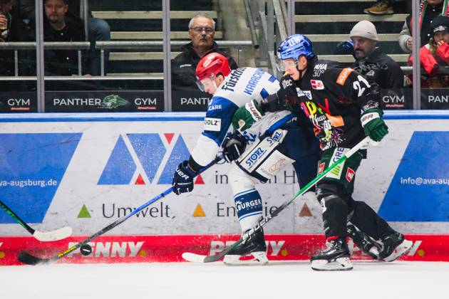 Alexander Karachun (47, Schwenninger Wild Wings) und Jere Karjalainen (21, Augsburger Panther) im Zweikampf, Augsburger Panther v Schwenninger Wild Wings , Eishockey, Herren, Penny DEL 2023 2024, Hauptrunde, 33.Spieltag am 30.12.2023 in Augsburg, Curt-Frenzel-Stadion. Bayern Deutschland