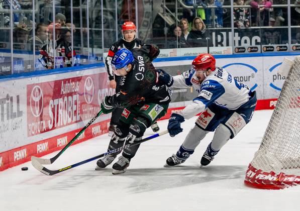 Kampf um den Puck Zweikampf zwischen Niklas Andersen (Augsburger Panther, 71) und Zach Senyshyn (Schwenninger Wild Wings, 89). Augsburger Panther gegen Schwenninger Wild Wings, Eishockey, DEL, 33. Spieltag, Saison 2023 2024, 30.12.2023. Augsburger Panther gegen Schwenninger Wild Wings, Eishockey, DEL, 33. Spieltag, Saison 2023 2024, 30.12.2023 Augsburg Copyright: xEibner-Pressefoto HeikexFeinerx EP_HFR