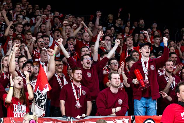 Fan, Fans, Zuschauer, jubelt, Jubel, positive Emotionen, Bamberg Baskets vs. ALBA Berlin, Basketball, easyCredit BBL, 15. Spieltag, 07.01.2024 Bamberg Baskets vs. ALBA Berlin, Basketball, easyCredit BBL, 15. Spieltag, 07.01.2024 Bamberg Copyright: xEibner-Pressefoto G.xSantemizx EP_EER