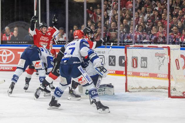 Joacim Eriksson (Schwenninger Wild Wings, 60), Alexander Karachun (Schwenninger Wild Wings, 47) nehmen das 1:0 der Koelner hin. GER, Koelner Haie gegen Schwenningen Wild Wings, Eishockey, DEL, Spieltag 38, Spielzeit 2023 24, 14.01.2024, GER, Koelner Haie gegen Schwenningen Wild Wings, Eishockey, DEL, Spieltag 38, Spielzeit 2023 24, 14.01.2024, Location: Lanxess Arena in Köln Foto: Gerhard Wingender Köln Copyright: xEibner-Pressefotox xGerhardxWingenderx EP_GWR