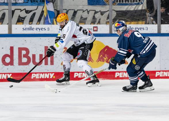 Kampf um den Puck Zweikampf zwischen Dominik Uher (Fischtown Pinguins Bremerhaven, 26) und Ben Street (EHC Red Bull Muenchen, 9). EHC Red Bull Muenchen gegen Fischtown Pinguins Bremerhaven, Eishockey, DEL, 40. Spieltag, Saison 2023 2024, 21.01.2024. EHC Red Bull Muenchen gegen Fischtown Pinguins Bremerhaven, Eishockey, DEL, 40. Spieltag, Saison 2023 2024, 21.01.2024. Muenchen Copyright: xEibner-Pressefoto HeikexFeinerx EP_HFR