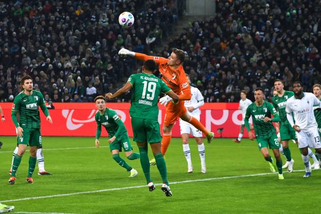 Torwart Finn Dahmen (FC Augsburg) in Aktion 21.01.2024, Fussball Saison 2023 2024, 1. Bundesliga, 18. Spieltag, Borussia Mönchengladbach - FC Augsburg 1:2 Moenchengladbach Borussia Park Nordrhein Westfalen Deutschland