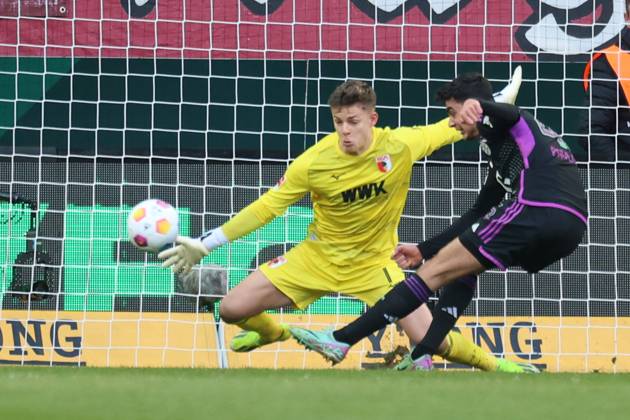 Aleksandar Pavlovic (FC Bayern München) trifft zum 0:1 gegen Finn Dahmen (Torwart FC Augsburg 1); FC Augsburg vs. FC Bayern München, 19. Spieltag; DFL REGULATIONS PROHIBIT ANY USE OF PHOTOGRAPHS AS IMAGE SEQUENCES AND OR QUASI-VIDEO.