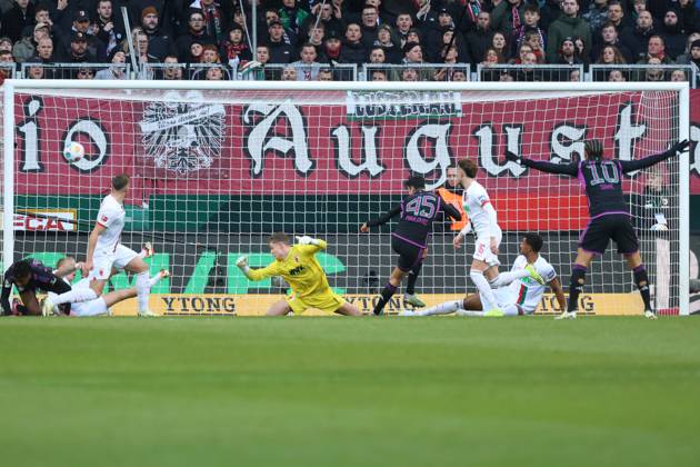 Aleksandar Pavlovic (FC Bayern München) trifft zum 0:1 gegen Finn Dahmen (Torwart FC Augsburg 1); FC Augsburg vs. FC Bayern München, 19. Spieltag; DFL REGULATIONS PROHIBIT ANY USE OF PHOTOGRAPHS AS IMAGE SEQUENCES AND OR QUASI-VIDEO.