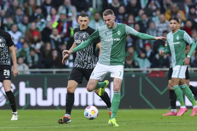 Maximilian Eggestein (SC Freiburg) und Marvin Ducksch (Werder Bremen) kaempfen um den Ball, 1. Bundesliga, Werder Bremen vs SC Freiburg, WOHNINVEST Weserstadion, 27.01.2024, Bremen, Deutschland.