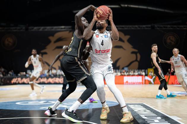 Gian Aydinoglu (Nr. 4 Basketball Loewen Braunschweig) gegen Jilson Bango (Nr. 8 Basketball Loewen Braunschweig) GER, Basketball Loewen Braunschweig gegen Bamberg Baskets, Basketball, easy credit BBL, Spielzeit 2023 24, 27.01.2024 GER, Basketball Loewen Braunschweig gegen Bamberg Baskets, Basketball, easy credit BBL, Spielzeit 2023 24, 27.01.2024 Braunschweig Copyright: xEibner-Pressefoto DanielxREINELTx EP_DRT