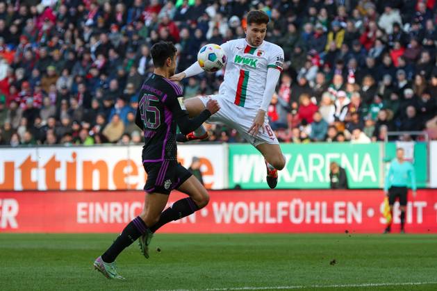 im Zweikampf, Aktion, mit Alexandar Pavlovic 45 (FC Bayern Muenchen), Elvis Rexhbecaj 8 (FC Augsburg), FC Augsburg vs. FC Bayern Muenchen, Fussball, 1. Bundesliga, 19. Spieltag, 27.01.2024 DFB regulations prohibit any use of photographs as image sequences and or quasi-video Augsburg Bayern Deutschland