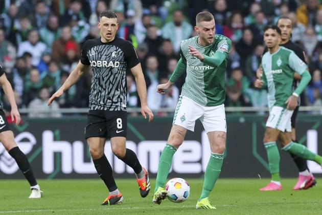 Maximilian Eggestein (SC Freiburg) und Marvin Ducksch (Werder Bremen) kaempfen um den Ball, 1. Bundesliga, Werder Bremen vs SC Freiburg, WOHNINVEST Weserstadion, 27.01.2024, Bremen, Deutschland.