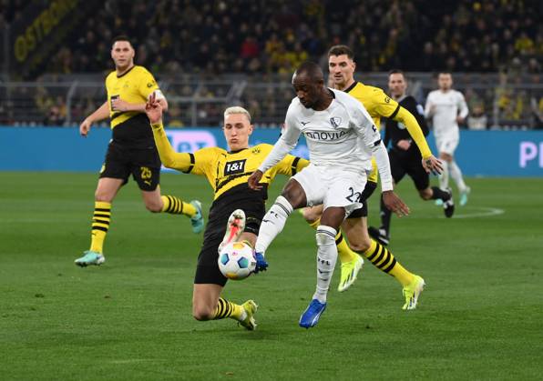 Nico Schlotterbeck (Borussia Dortmund), li., gegen Christopher Antwi Adjei (VfL Bochum), Christopher Antwi-Adjei 28.01.2024, Fussball 1. Bundesliga, 19. Spieltag, Saison 2023 2024 Borussia Dortmund - VfL Bochum Dortmund Signal Iduna Park Nordrhein Westfalen Deutschland