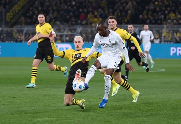 Nico Schlotterbeck (Borussia Dortmund), li., gegen Christopher Antwi Adjei (VfL Bochum), Christopher Antwi-Adjei 28.01.2024, Fussball 1. Bundesliga, 19. Spieltag, Saison 2023 2024 Borussia Dortmund - VfL Bochum 3:1 Dortmund Signal Iduna Park Nordrhein Westfalen Deutschland