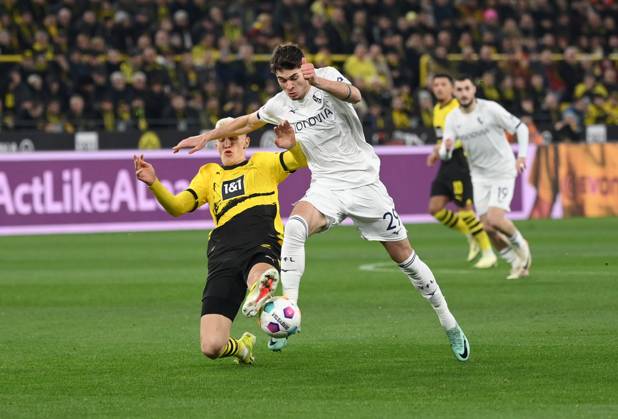 Nico Schlotterbeck (Borussia Dortmund), li., gegen Moritz Broschinski (VfL Bochum) 28.01.2024, Fussball 1. Bundesliga, 19. Spieltag, Saison 2023 2024 Borussia Dortmund - VfL Bochum 3:1 Dortmund Signal Iduna Park Nordrhein Westfalen Deutschland