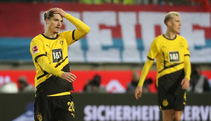 Marcel Sabitzer (Borussia Dortmund), Nico Schlotterbeck (Borussia Dortmund) enttäuscht schauend, Enttäuschung, disappointed, 02.02.2024, Heidenheim (Deutschland), Fussball, Bundesliga, 1.FC Heidenheim 1846 - Borussia Dortmund, DFB DFL REGULATIONS PROHIBIT ANY USE OF PHOTOGRAPHS AS IMAGE SEQUENCES AND OR QUASI-VIDEO.