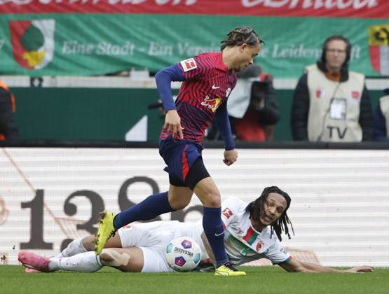 10.02.2024, Fussball 1. Bundesliga, 21. Spieltag FC Augsburg-RB Leipzig, 2023 2024, in der WWK Arena Augsburg v.li: Xavi Simons (RB Leipzig) vs Kevin Mbabu (FC Augsburg) Nur für journalistische Zwecke! Only for editorial use! DFL regulations prohibit any use of photographs as image sequences and or quasi-video.