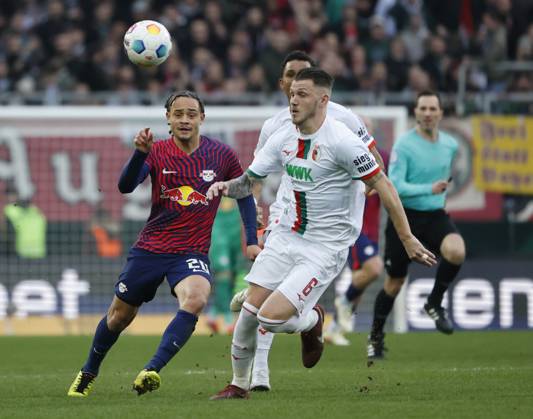 10.02.2024, Fussball 1. Bundesliga, 21. Spieltag FC Augsburg-RB Leipzig, 2023 2024, in der WWK Arena Augsburg v.li: Xavi Simons (RB Leipzig), Felix Uduokhai (FC Augsburg) und Jeffrey Gouweleeuw (FC Augsburg) Nur für journalistische Zwecke! Only for editorial use! DFL regulations prohibit any use of photographs as image sequences and or quasi-video.
