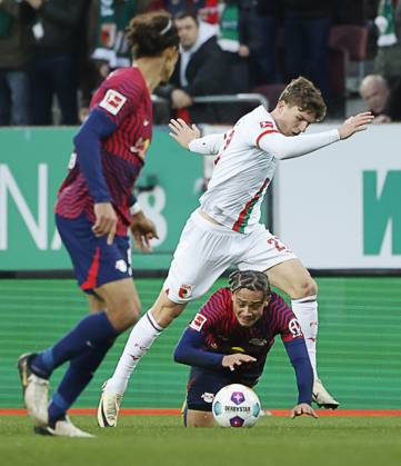10.02.2024, Fussball 1. Bundesliga, 21. Spieltag FC Augsburg-RB Leipzig, 2023 2024, in der WWK Arena Augsburg v.li: Yussuf Poulsen (RB Leipzig), und Arne Engels (FC Augsburg) vs Xavi Simons (RB Leipzig) Nur für journalistische Zwecke! Only for editorial use! DFL regulations prohibit any use of photographs as image sequences and or quasi-video.