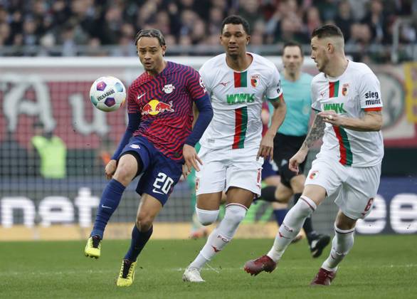 10.02.2024, Fussball 1. Bundesliga, 21. Spieltag FC Augsburg-RB Leipzig, 2023 2024, in der WWK Arena Augsburg v.li: Xavi Simons (RB Leipzig) vs Felix Uduokhai (FC Augsburg) und Jeffrey Gouweleeuw (FC Augsburg) Nur für journalistische Zwecke! Only for editorial use! DFL regulations prohibit any use of photographs as image sequences and or quasi-video.