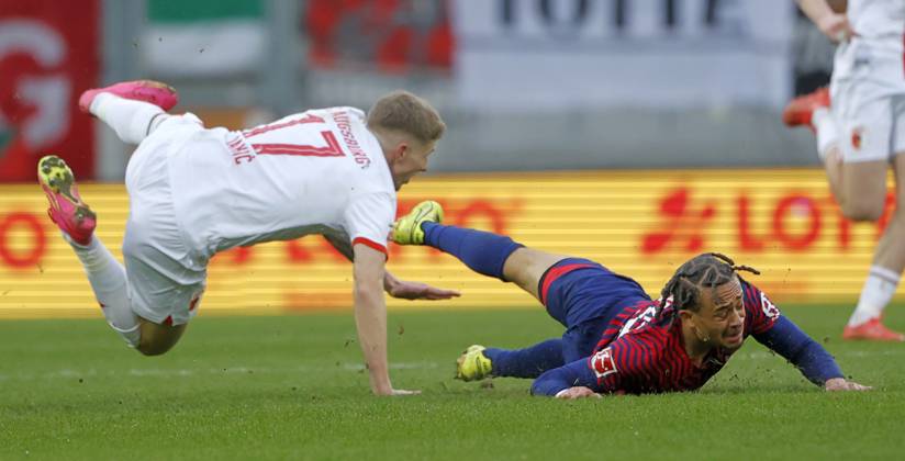 10.02.2024, Fussball 1. Bundesliga, 21. Spieltag FC Augsburg-RB Leipzig, 2023 2024, in der WWK Arena Augsburg v.li: Kristijan Jakic (FC Augsburg) vs Xavi Simons (RB Leipzig) Nur für journalistische Zwecke! Only for editorial use! DFL regulations prohibit any use of photographs as image sequences and or quasi-video.