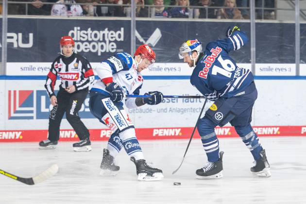 Alexander Karachun 47 (Schwenninger Wild Wings), Konrad Abeltshauser 16 (EHC Red Bull Muenchen) im Zweikampf, EHC Red Bull Muenchen vs. Schwenninger Wild Wings, Eishockey, PENNY DEL, Hauptrunde, 45. Spieltag, 15.02.2024 Muenchen Bayern Deutschland