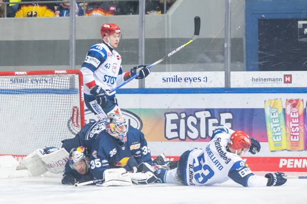 Alexander Karachun 47 (Schwenninger Wild Wings), Matthias Niederberger 35 (EHC Red Bull Muenchen) liegt auf Benjamin Street 9 (EHC Red Bull Muenchen), EHC Red Bull Muenchen vs. Schwenninger Wild Wings, Eishockey, PENNY DEL, Hauptrunde, 45. Spieltag, 15.02.2024 Muenchen Bayern Deutschland