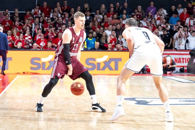 Andreas Obst 13 (FC Bayern Basketball), Karsten Tadda 9 (Bamberg Baskets), FC Bayern Basketball vs. Bamberg Baskets, Basketball, BBL, Pokal Halbfinale, 17.02.2024 Muenchen Bayern Deutschland
